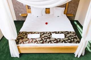 Отели типа «постель и завтрак» Pensiune Restaurant Flamingo Сигету-Мармацией Большой двухместный номер с 1 кроватью-1